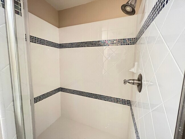 Baño con ducha en la planta baja - 4353 Waterside Ln