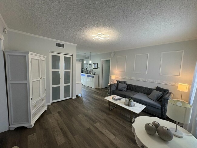 Building Photo - 609 NE 13th Ave