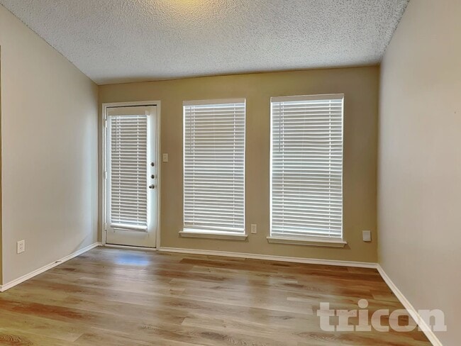 Foto del edificio - 327 Moss Hill Dr