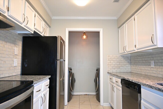 Building Photo - 2553 Stockbridge Dr