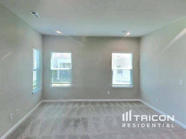 Building Photo - 833 Dean Dr