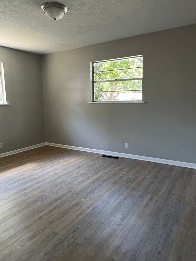 Foto del edificio - Updated 5 bedroom 2.5 bathroom home in a great east side location