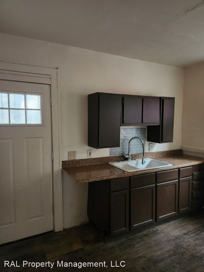 Building Photo - 3 br, 1 bath House - 9817 Dunlap