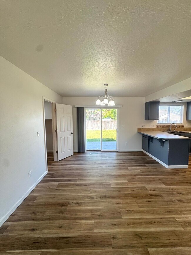 Foto del edificio - Spacious 5-Bedroom Home in Prime Nampa Location