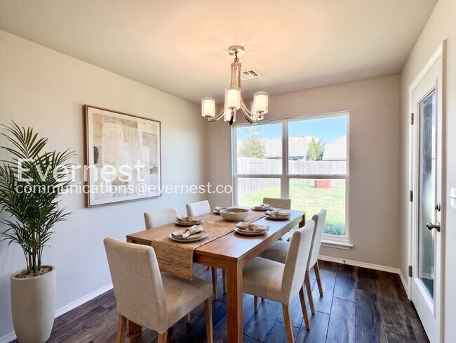 Building Photo - 3 Bed, 2 Bath Home with Garage & Fenced Yard / Pet-Friendly / Available Now!