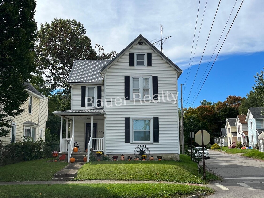 Foto principal - Three Beds, One and a Half Baths