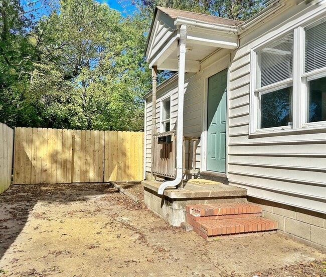 Building Photo - 852 W 48th St
