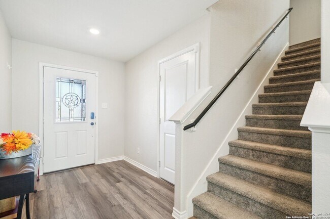 Foto del edificio - BEAUTIFUL 4-BEDROOM HOME IN CROSS CREEK