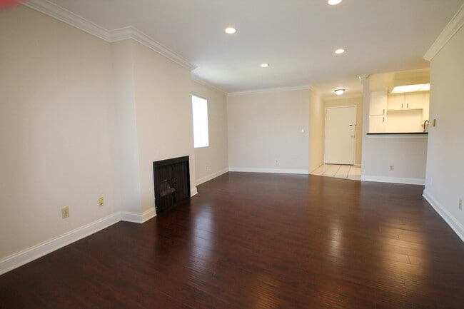 Building Photo - 15040 Moorpark St