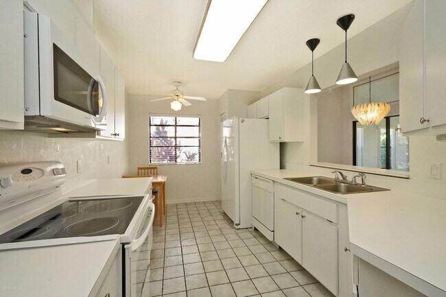 Foto del edificio - 840 Ridge Lake Dr