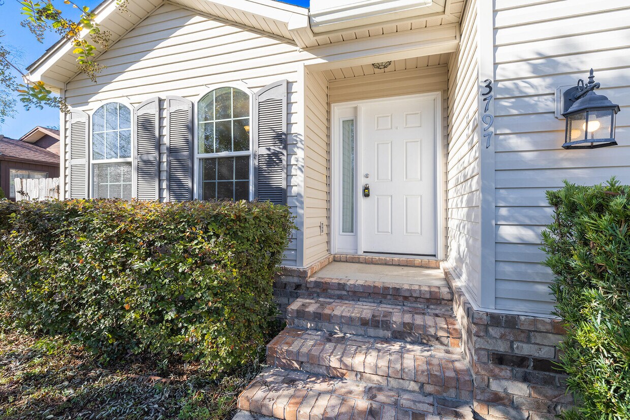 Primary Photo - 3797 Peachtree Way