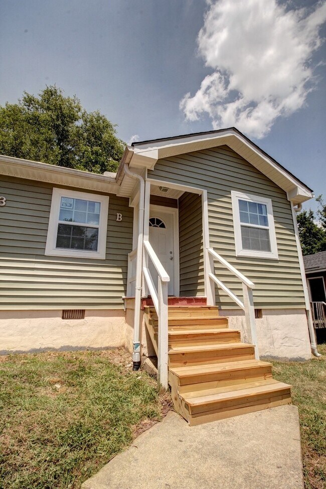 Building Photo - Adorable 2bd/1.5ba Duplex Less Than 1 Mile...