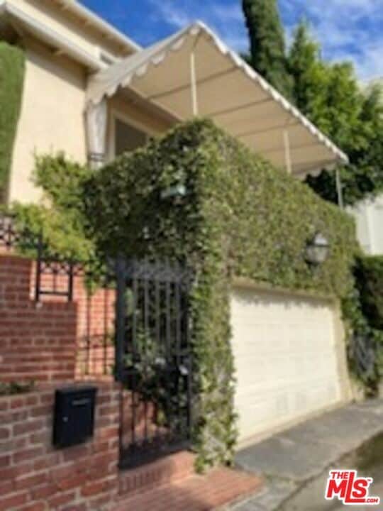 Building Photo - 8967 St Ives Dr