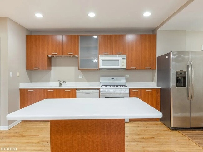 Building Photo - Sunny Top-Floor 3BR/2BA in West Ridge with Parking and Water Included