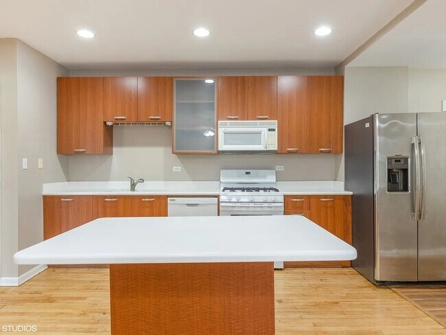 Foto del edificio - Sunny Top-Floor 3BR/2BA in West Ridge with Parking and Water Included