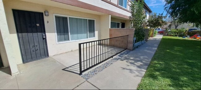 Front Patio - 1002 Mission Dr