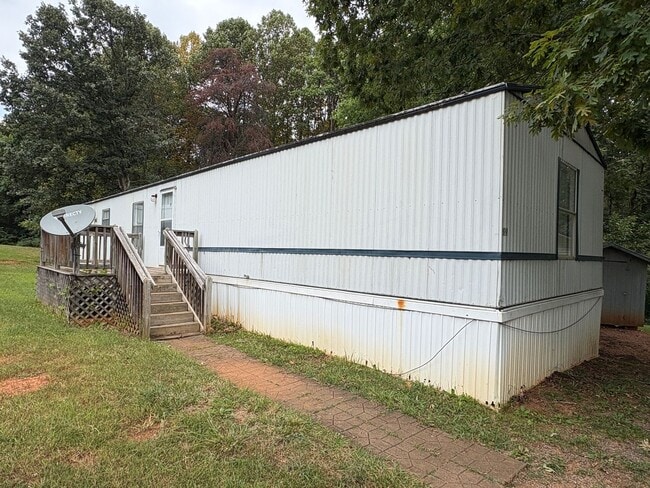 Building Photo - Spacious three bedroom, two bath singlewid...