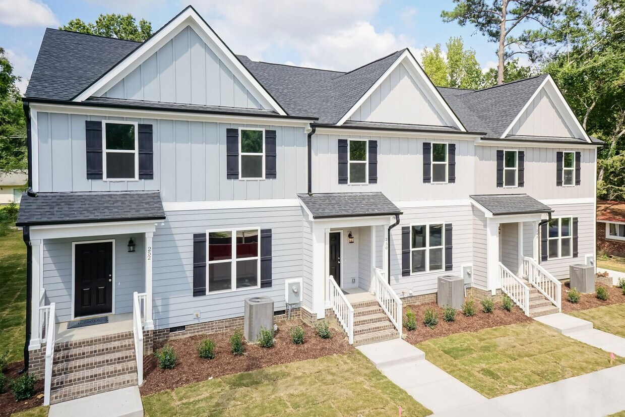 Foto principal - Four Bedroom Home