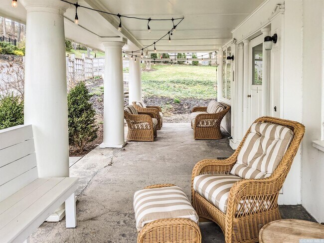 Foto del edificio - 1 Rossman Ave