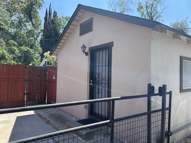 Building Photo - 211 Burney St