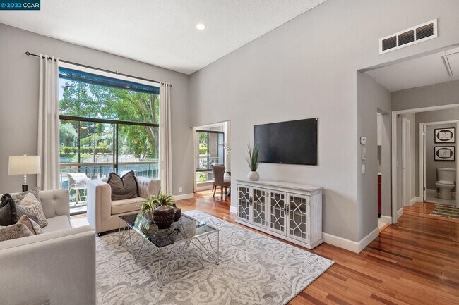 sala de estar - 300 N Civic Dr #313
