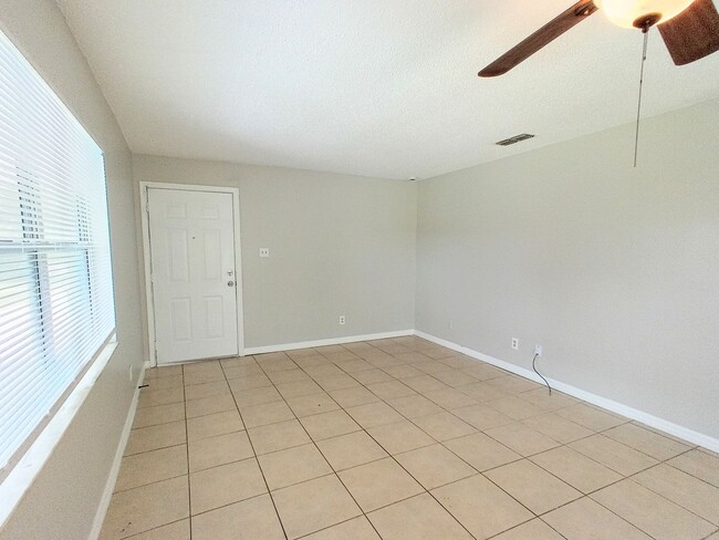 Building Photo - Chase Ave #B