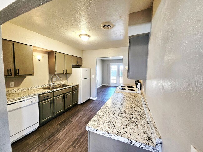 Building Photo - 4 Bed Home with Tons of Space