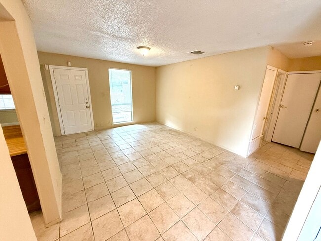 Building Photo - **APPLICATION RECEIVED** Available Now! Spacious 3 Bedroom / 2 Bath Home Near Randolph AFB!