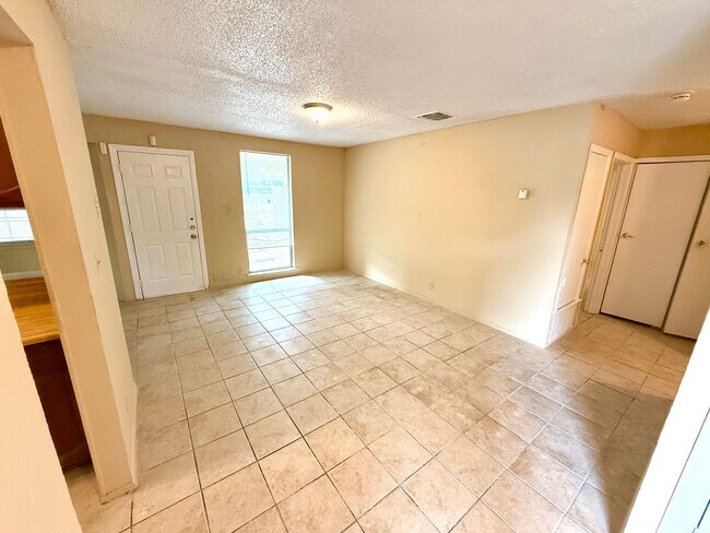 Building Photo - Available Now! Spacious 3 Bedroom / 2 Bath...
