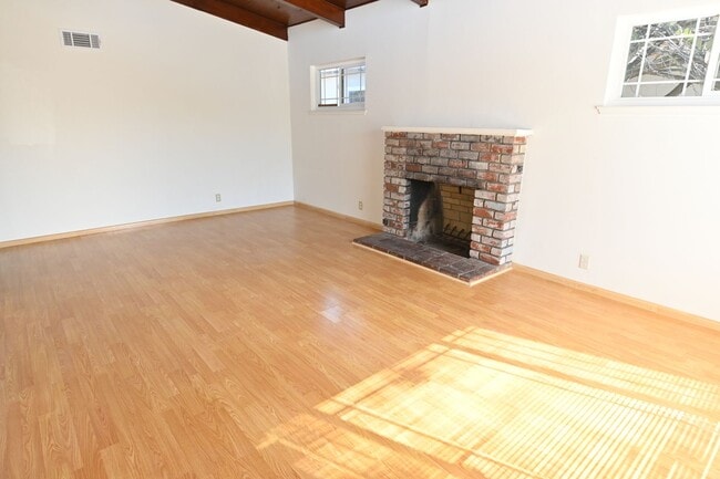 Building Photo - Central Santa Clara Location, 3/2 with AC