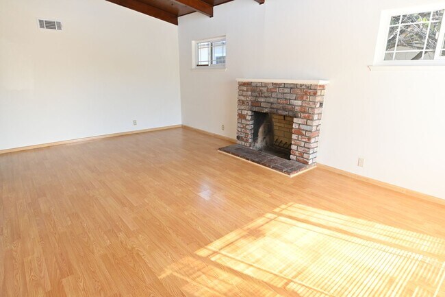 Foto del edificio - Central Santa Clara Location, 3/2 with AC