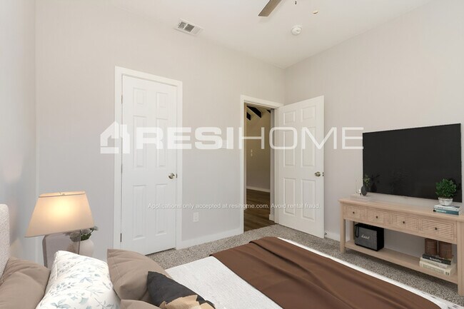 Building Photo - 5736 Farnsworth Avenue