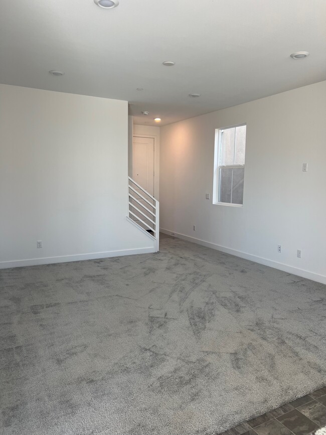 Building Photo - 2040 Divine Arroyo