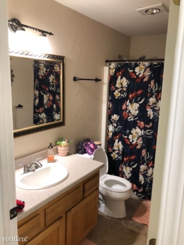 Primary Photo - 3 br, 2 bath House - 900 N. Summit Rd.