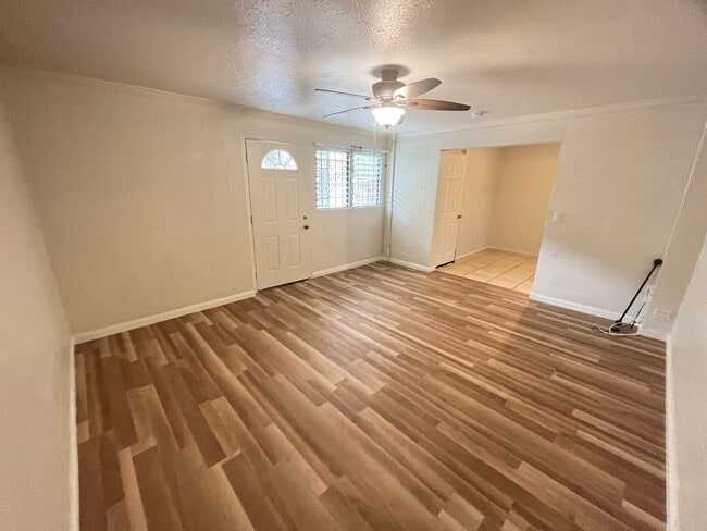 Building Photo - 2 Bed 1 Bath Basement Unit of Duplex House...