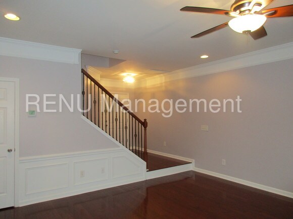 Building Photo - 335 Shady Creek Ln