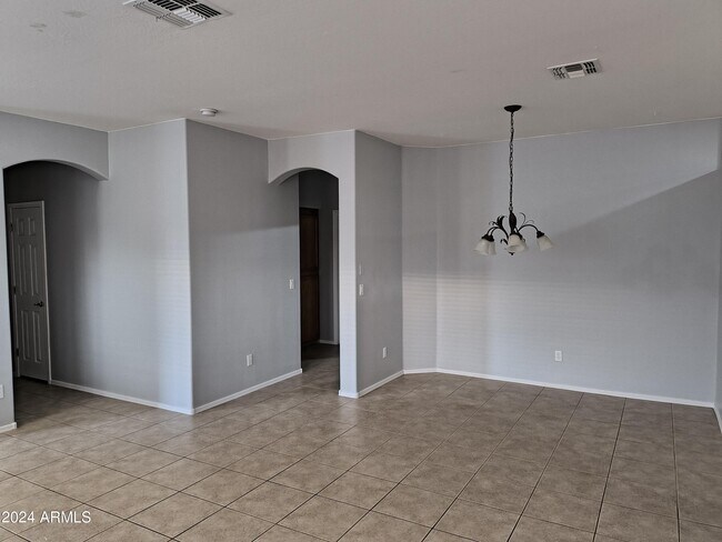 Foto del edificio - 45071 W Desert Cedars Ln