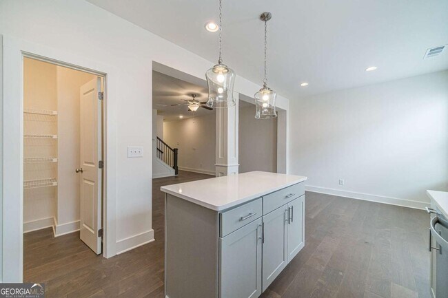 Foto del edificio - 56 Garrison Dr