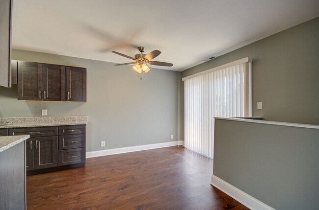 Foto del edificio - 2 bd 1 ba townhome Crest Hill totally redone!