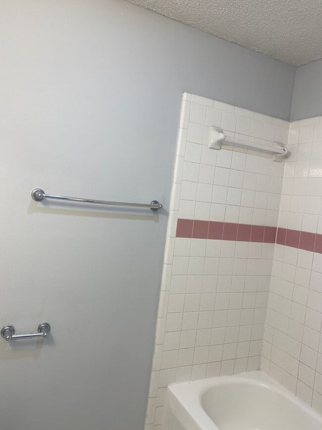 Building Photo - 3 bed 2 bath
