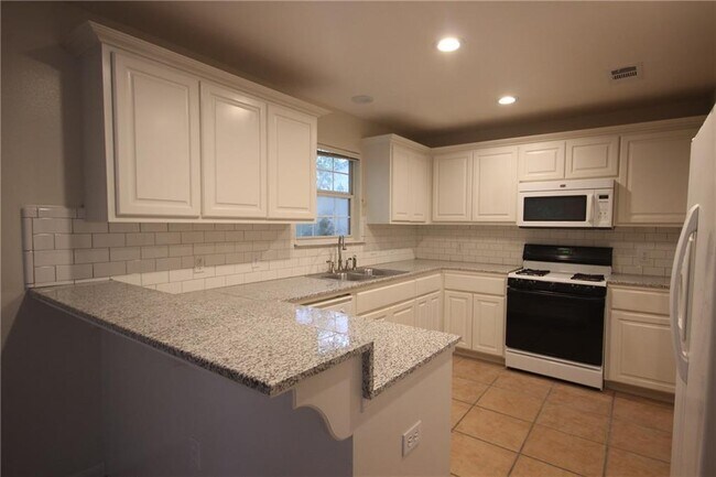 Building Photo - Great 3 bedroom 2.5 bath home w/2 car atta...
