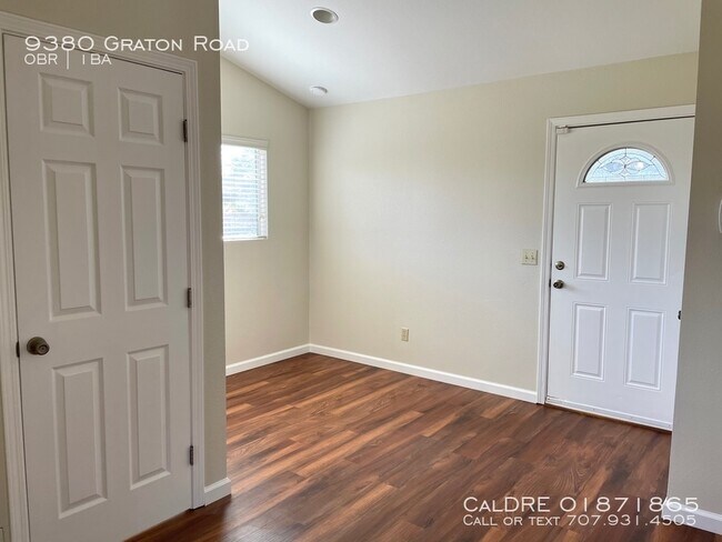 Building Photo - Cute Studio with Country Charm