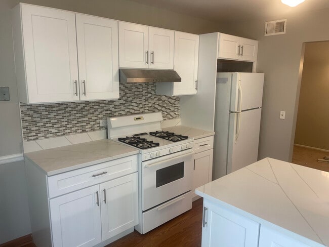 Kitchen - 271 King's Mill Ct