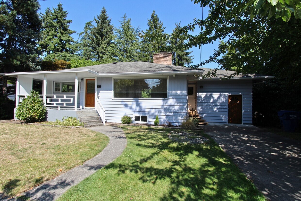 Foto principal - Spacious Wedgewood 3 bed/2 bath with fence...