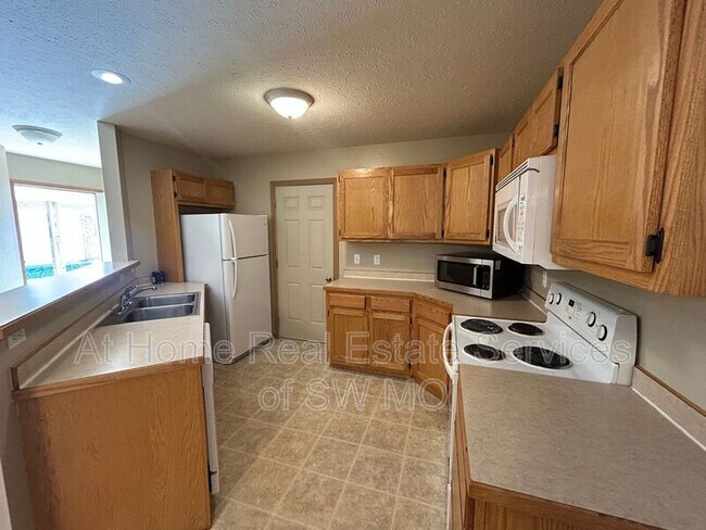Foto del edificio - 1260 N Westwood Ave