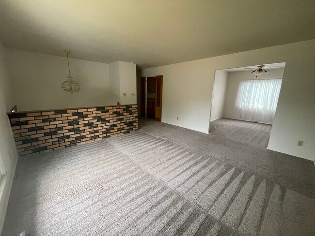 Foto del edificio - Large 3 Bedroom Home With A Basement