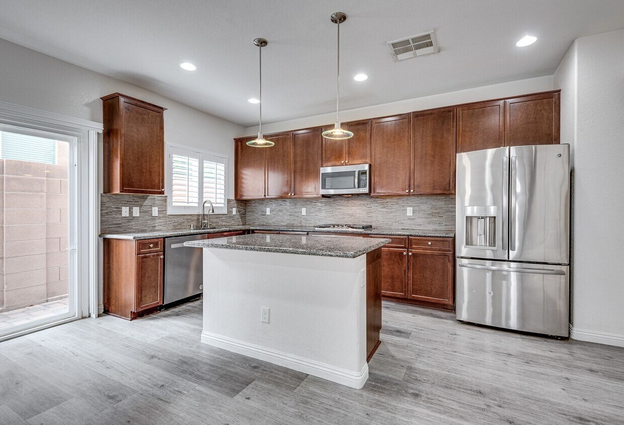 Foto principal - Located in a gated community with a pool a...