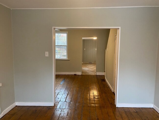 Building Photo - Charming 2 Bedroom Home in Chestnut Hill!