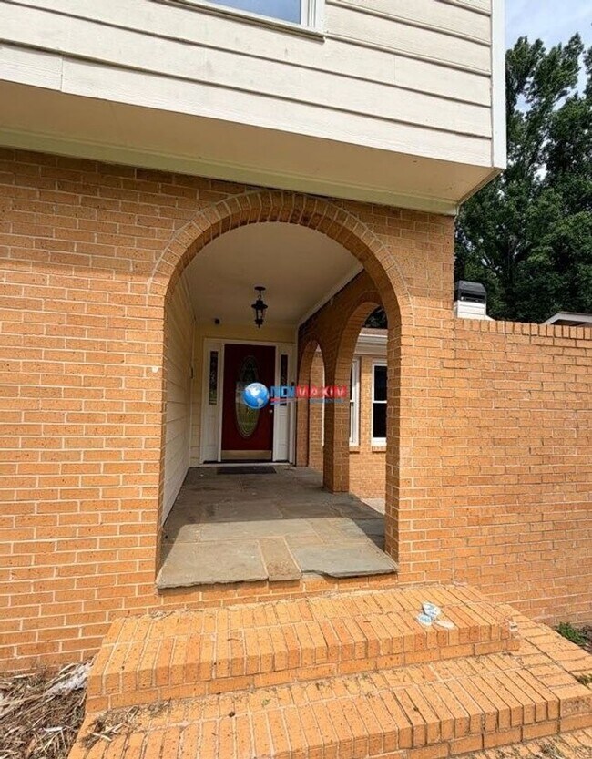 Foto del edificio - Spacious two master bedrooms split-level house in Decatur