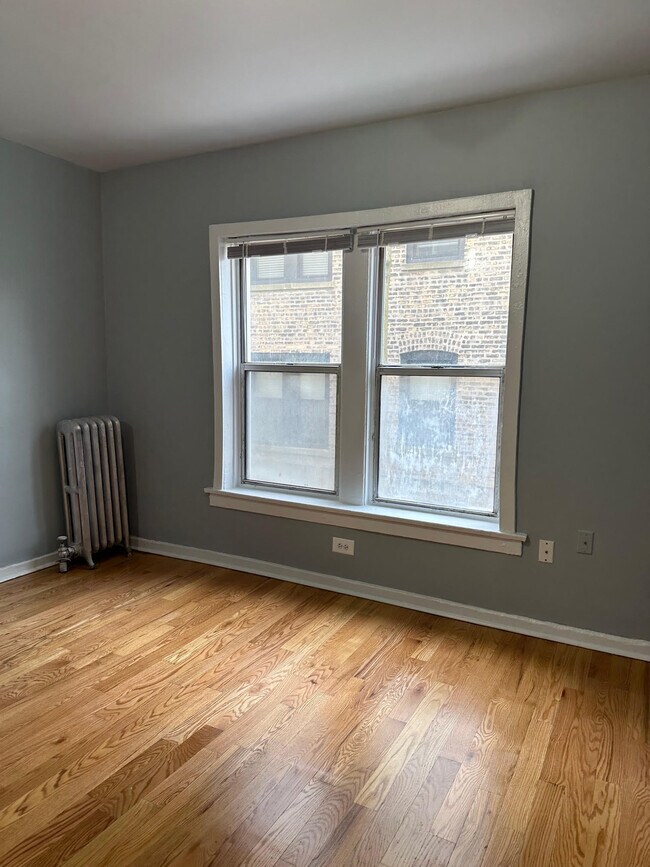 Foto del edificio - 5662 N Ridge Ave